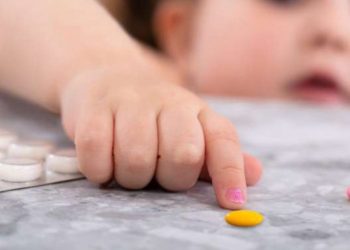 Căuta bomboane, dar a găsit pastile. Un copil de trei ani, internat la spital cu intoxicație