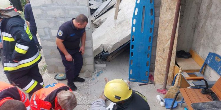 A căzut podul peste el și a rămas blocat sub o placă de beton: Un bărbat din Criuleni, scăpat de salvatori
