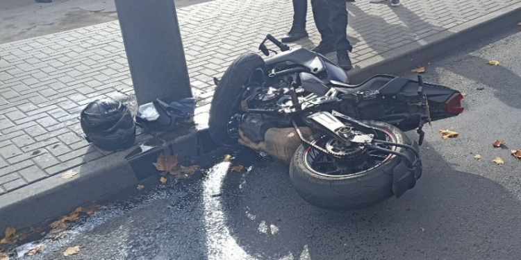 Un motociclist a tamponat un pieton, care traversa strada neregulamentar: Ambii, transportați la spital