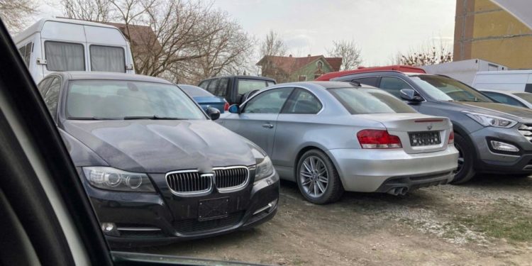 „Capul grupării este acuzat și într-un alt dosar similar”. PCCOCS oferă detalii despre cei trei bărbați, trimiși în judecată pentru contrabandă cu mașini furate din UE | VIDEO