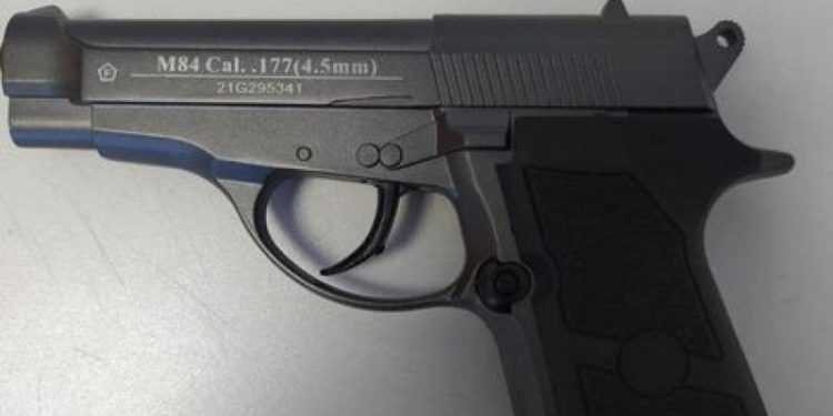 Pleca din Moldova, înarmat: Un cetățean al Israelului, prins pe Aeroport cu un pistol pneumatic