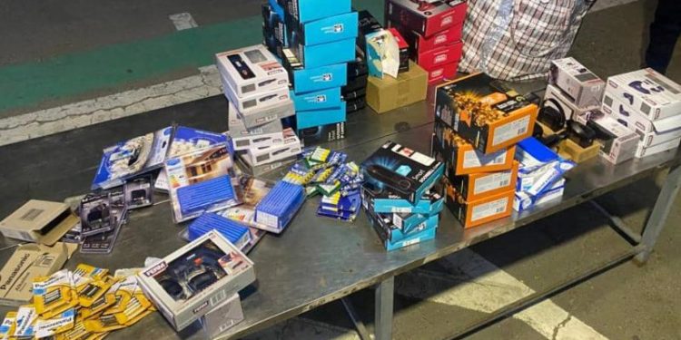 Lingouri din metale prețioase, bijuterii, telefoane și ceasuri: 25 tentative de trafic ilicit de mărfuri, prevenite de vameși