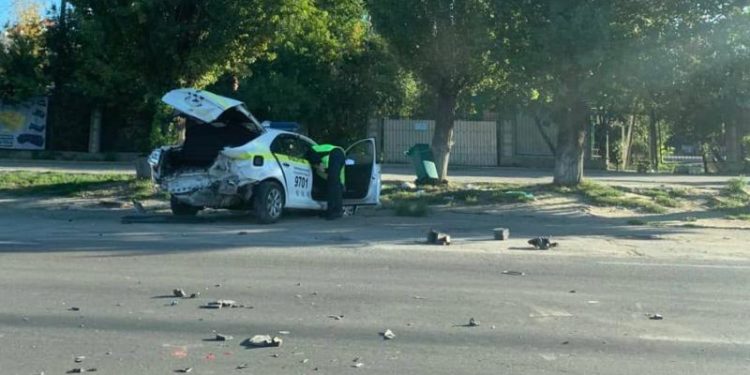 O mașină de poliție, făcută zob într-o intersecție din capitală: A fost lovită violent din spate de o Skoda | VIDEO