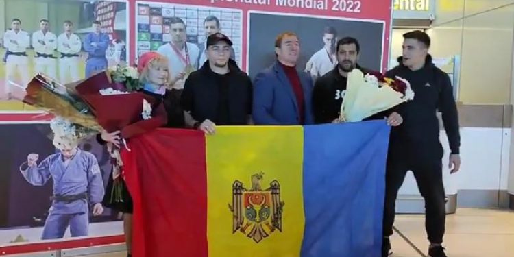 Cu orchestră și flori: Judocanul Denis Vieru, întâmpinat la Aeroport, după ce a câștigat medalia de bronz la Campionatul Mondial