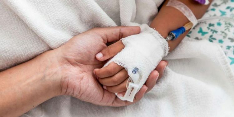 Copil de patru ani, atacat de un pitbull în ograda bunicilor: L-a mușcat puternic de față și de mâini