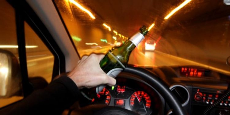 „Va rămâne fără permis și ar putea ajunge după gratii”. Ce riscă șoferul prins băut la volan care a încercat să mituiască agenții de patrulare cu 20.000 de lei | VIDEO