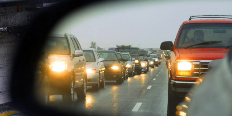 С 1 ноября водители обязаны ездить и днем с ближним светом фар