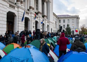 Reacția lui Dinu Țurcanu, după ce poliția a dezinstalat mai multe corturi din fața Procuraturii Generale: Poliția inventează tot felul de pretexte pentru a compromite protestele | VIDEO