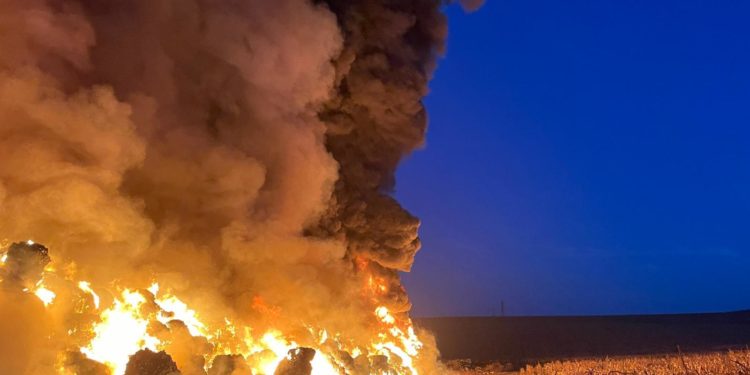 Incendiu de proporții pe strada Uzinelor din capitală. Opt echipe de pompieri, la fața locului