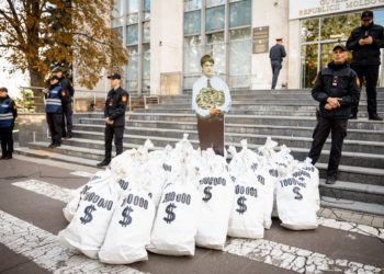 „Ei cu milioane, noi murim de foame!”. Protestatarii au organizat un flashmob în fața Guvernului, acuzându-l pe vicepremierul Andrei Spînu că ascunde o avere impresionantă în conturile offshor | VIDEO