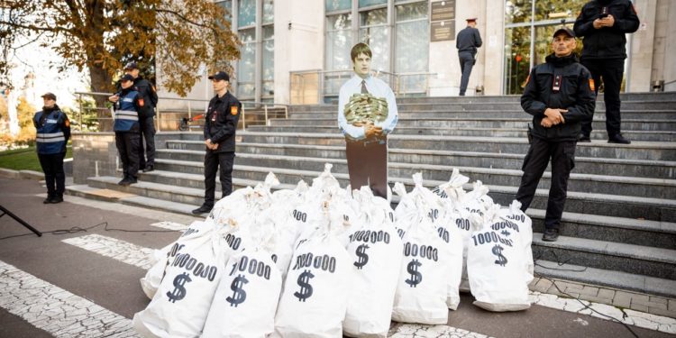„Ei cu milioane, noi murim de foame!”. Protestatarii au organizat un flashmob în fața Guvernului, acuzându-l pe vicepremierul Andrei Spînu că ascunde o avere impresionantă în conturile offshor | VIDEO