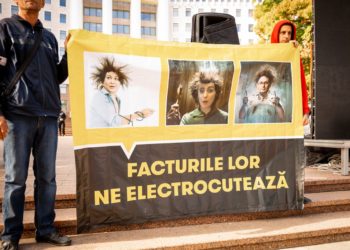 „Cel mai bine ar fi să elibereze fotoliile pentru cei competenți”. Un nou flashmob, cu sloganul „Facturile lor ne electrocutează!”, organizat în faţa Parlamentului | VIDEO