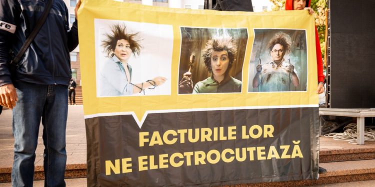 „Cel mai bine ar fi să elibereze fotoliile pentru cei competenți”. Un nou flashmob, cu sloganul „Facturile lor ne electrocutează!”, organizat în faţa Parlamentului | VIDEO
