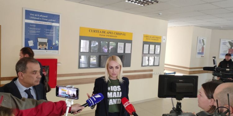 Marina Tauber, întâmpinată cu flori și aplauze la Curtea de Apel Chișinău