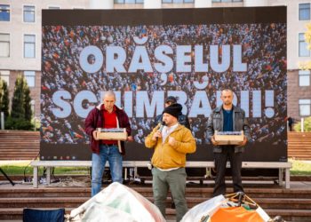 „Noi nu avem cui să vindem roada”. Fermierii din raioanele țării au adus lăzi cu fructe și legume în fața Ministerului Agriculturii, cerând demisia ministrului Vladimir Bolea  | VIDEO