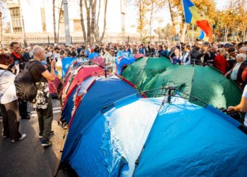 Încă 100 de corturi au fost instalate în Orășelul Schimbării: Circulația pe bulevardul Ștefan cel Mare a fost blocată