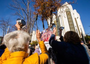 „Oamenii mor de foame”. Protestele în fața Președinției continuă, de această dată cu cratițe și boluri goale | VIDEO