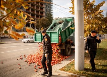 „Nu vrem să dăruim roada pentru bănuți!”. Tone de mere, descărcate în fața Ministerului Agriculturii, în semn de protest față de lipsa pieței de desfacere pentru agricultori | VIDEO