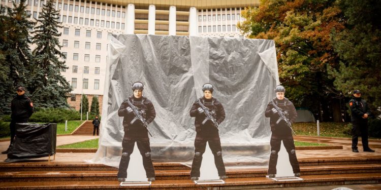 Maia Sandu, Natalia Gavrilița și Igor Grosu «înarmați și în uniforme». Un nou flashmob organizat în centrul capitalei, unde manifestanții au cerut demisia ministrei de interne | VIDEO