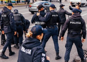 Protestatarii care au încercat să instaleze corturi pe bulevardul Ștefan cel Mare, bruscați și reținuți de polițiști. Ilan Șor: Au încălcat decizia CSE, care permite manifestațiile în zilele de odihnă | VIDEO