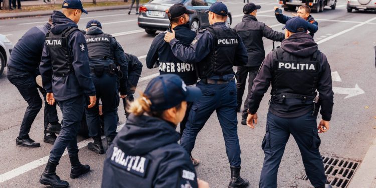 Protestatarii care au încercat să instaleze corturi pe bulevardul Ștefan cel Mare, bruscați și reținuți de polițiști. Ilan Șor: Au încălcat decizia CSE, care permite manifestațiile în zilele de odihnă | VIDEO