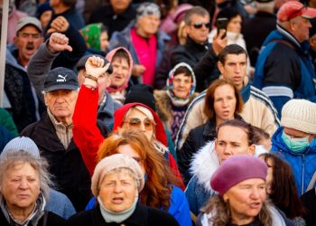 „Nu vom ceda, până ei nu vor demisiona”. Manifestațiile au continuat a șasea duminică consecutiv, iar „Orășelul schimbării” s-a mutat în fața Procuraturii Generale | VIDEO