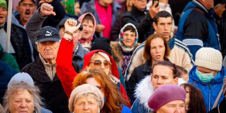 „Nu vom ceda, până ei nu vor demisiona”. Manifestațiile au continuat a șasea duminică consecutiv, iar „Orășelul schimbării” s-a mutat în fața Procuraturii Generale | VIDEO