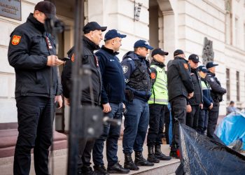Protest cu îmbrânceli în fața Procuraturii Generale: Comunitatea internațională, chemată să ia atitudine față de plasarea repetată în arest a Marinei Tauber | VIDEO