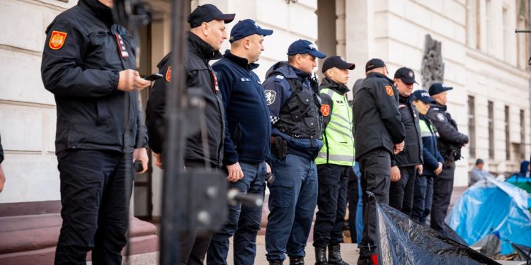 Protest cu îmbrânceli în fața Procuraturii Generale: Comunitatea internațională, chemată să ia atitudine față de plasarea repetată în arest a Marinei Tauber | VIDEO