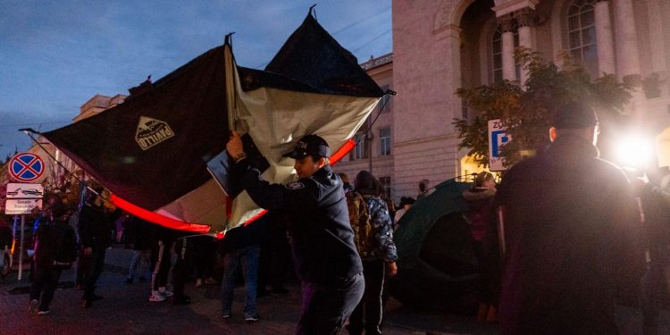 Полиция демонтировала еще 50 палаток протестующих перед Генеральной прокуратурой. Партия «ШОР » считает эти действия неправомерными | VIDEO