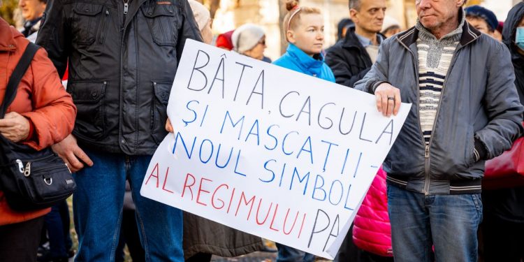 „Coridor galben al rușinii pentru aleșii PAS”. Zeci de susținători ai Partidului „ȘOR” au organizat un flashmob lângă clădirea parlamentului, acuzând guvernarea că le-ar fi înrăutățit condițiile de trai | VIDEO
