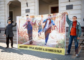 „Vrem să trăim într-un stat unde poliția este de partea oamenilor”. Participanții la protestele din fața Procuraturii, profund indignați și dezamăgiți de oamenii legii care le-ar fi dezinstalat încă circa 50 de corturi | VIDEO