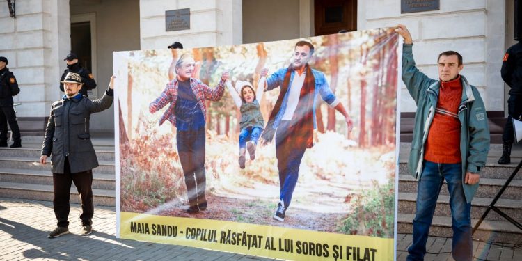 „Vrem să trăim într-un stat unde poliția este de partea oamenilor”. Participanții la protestele din fața Procuraturii, profund indignați și dezamăgiți de oamenii legii care le-ar fi dezinstalat încă circa 50 de corturi | VIDEO