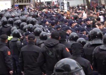 Liderul protestelor, Dinu Țurcanu, reținut și dus la Inspectoratul de Poliție Centru