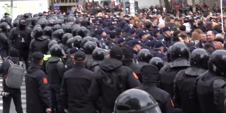 Liderul protestelor, Dinu Țurcanu, reținut și dus la Inspectoratul de Poliție Centru