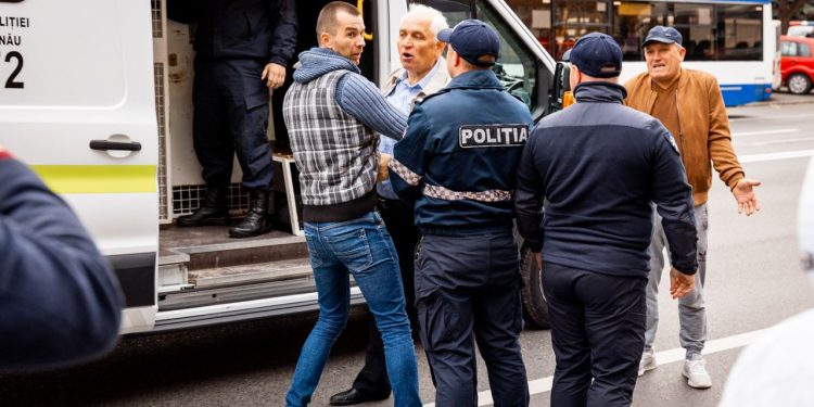 Consilierul municipal Valerii Klimenko a suferit un atac de cord, după ce a fost târât de poliție