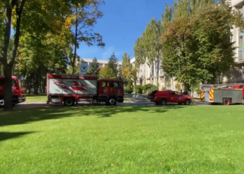 Noi detalii de la incendiul izbucnit în clădirea guvernului. Flăcările au cuprins un birou al Ministerului Economiei, iar circa 200 de persoane au fost evacuate | VIDEO