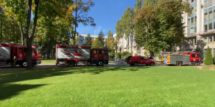 Noi detalii de la incendiul izbucnit în clădirea guvernului. Flăcările au cuprins un birou al Ministerului Economiei, iar circa 200 de persoane au fost evacuate | VIDEO