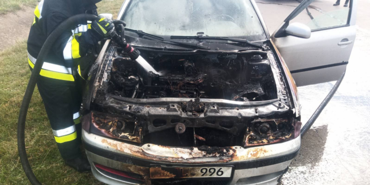 O mașină a luat foc din mers, în capitală. A fost nevoie de intervenția pompierilor