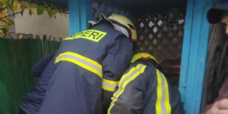 O femeie, salvată de pompieri după ce a căzut într-o fântână, la Telenești