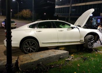 Accident nocturn în Capitală: Un șofer a ajuns cu mașina în gardul aleei de pe bulevardul Grigore Vieru | VIDEO