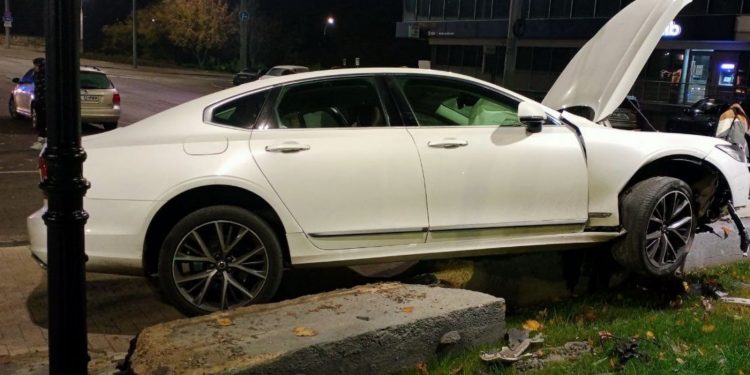 Accident nocturn în Capitală: Un șofer a ajuns cu mașina în gardul aleei de pe bulevardul Grigore Vieru | VIDEO