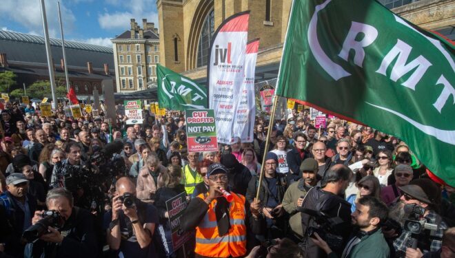 Mii de britanici au ieşit în stradă să protesteze față de creșterea costului vieții. „Îngheţaţi preţurile, nu oamenii”