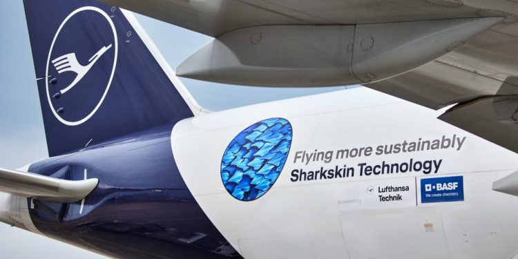 Un avion acoperit cu un material asemănător „pielii de rechin”, care economiseşte energie, a făcut prima cursă transatlantică