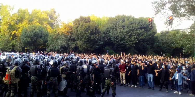 O tânără din Teheran a fost arestată pentru că a mers la restaurant fără hijab. Protestele continuă în Iran O tânără din Teheran a fost arestată pentru că a mers la restaurant fără hijab. Protestele continuă în Iran