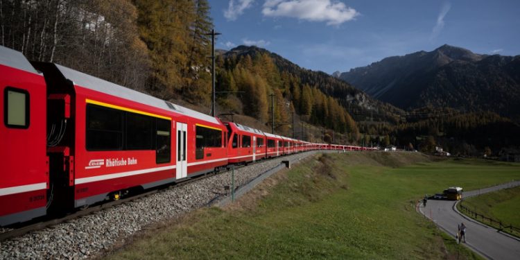 Elveția a construit un tren lung de 2 kilometri ca să străbată un traseu spectaculos de doar 25 de kilometri