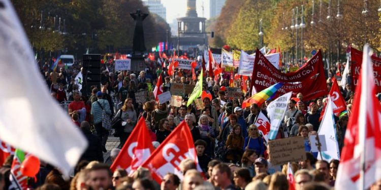 Val de proteste masive în Europa, pe fundalul creșterii costului vieții. Experți internaționali: Manifestațiile se vor extinde și mai mult | VIDEO