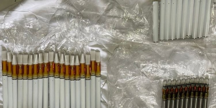Țigări electronice cu ulei de canabis și alte droguri de circa 400.000 lei – scoase din circuit, iar liderul și patru membri ai grupului infracțional au fost reținuți