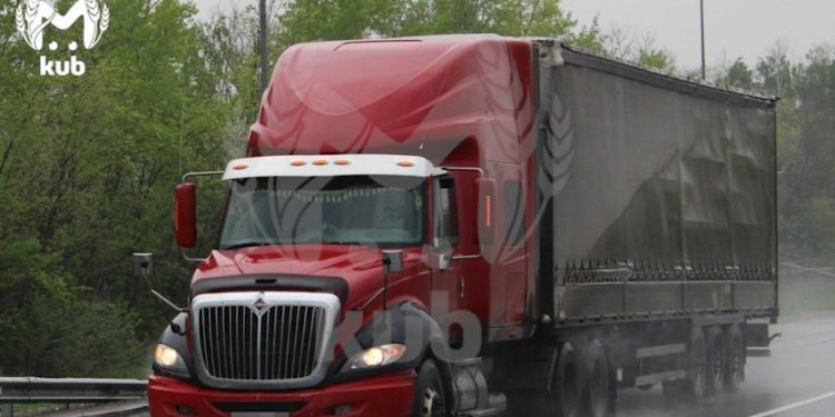 Опубликовано видео взрыва фуры на Крымском мосту (с близкого расстояния). И как ее, предположительно, проверяли на посту за несколько минут до этого | VIDEO