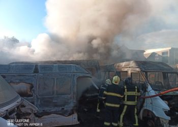 На Чеканах загорелись 8 брошенных автомобилей и прицеп от фуры | ФОТО